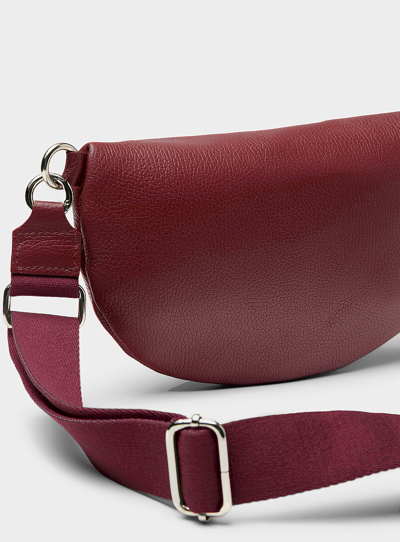 Simons: Le sac banane cuir grenu accents m&eacute;talliques <b>Collection exclusive d'Italie</b> Bourgogne pour femme
