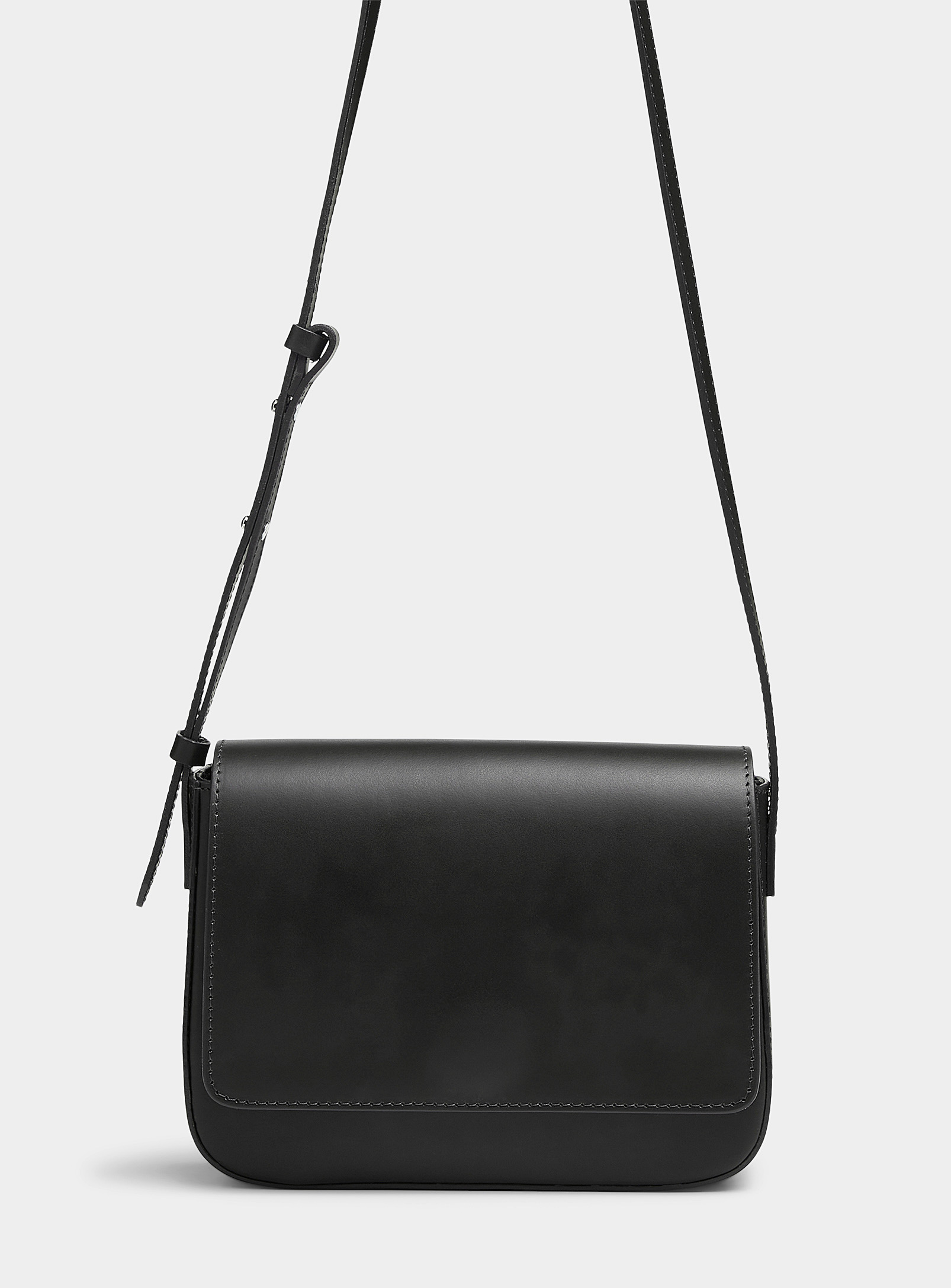 Le 31 Smooth Leather Rectangular Shoulder Bag In Black