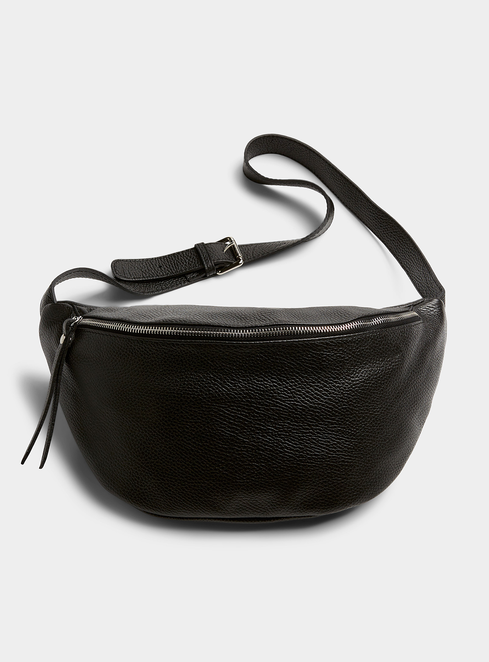 Le 31 Grained Leather Banana Bag In Black
