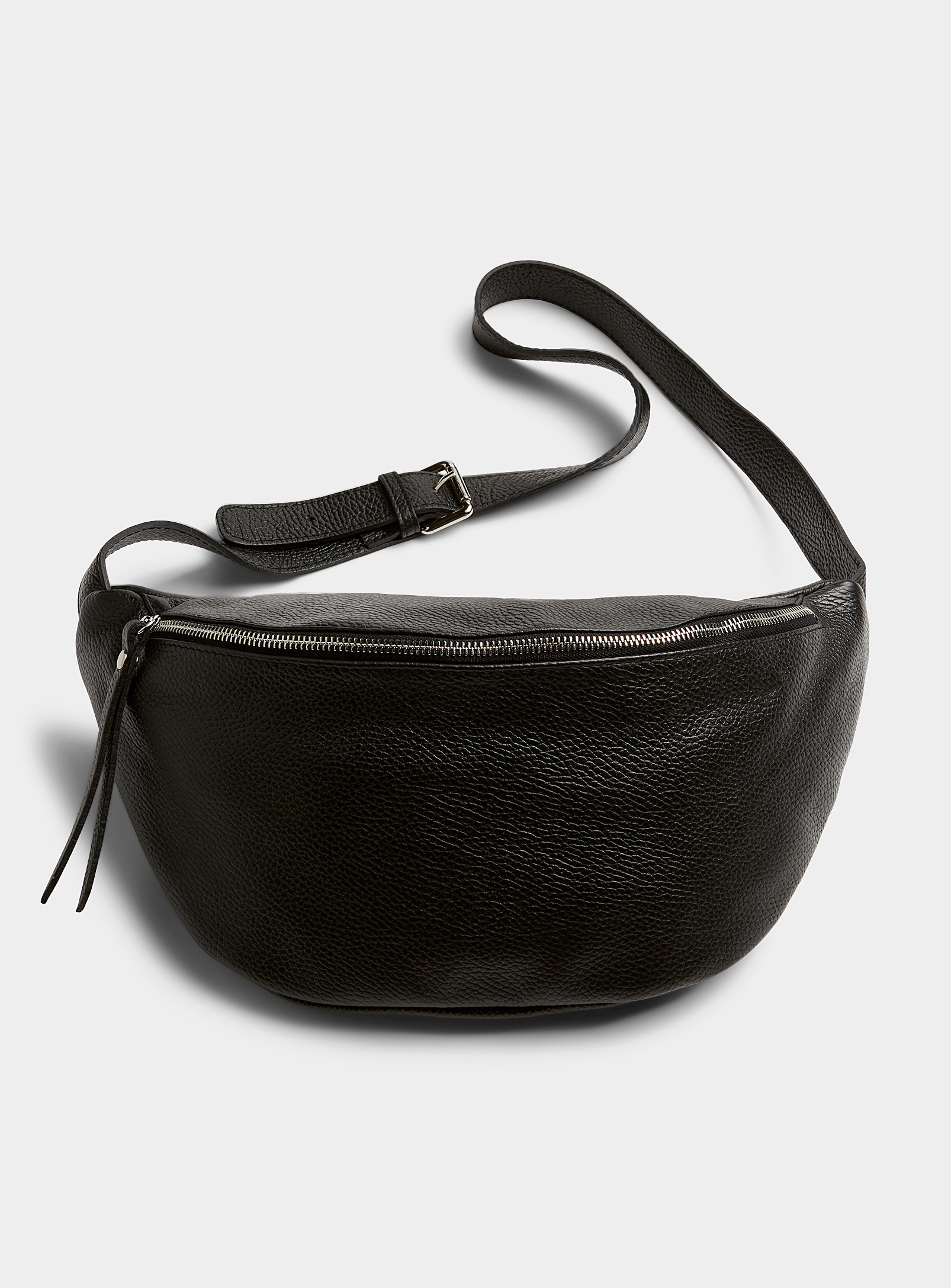 Le 31 - Grained leather banana bag (Men, Black, ONE SIZE)
