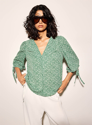 La blouse tapisserie fleurie manches nou&eacute;es