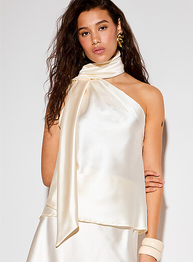 La camisole satin&eacute;e col foulard une &eacute;paule