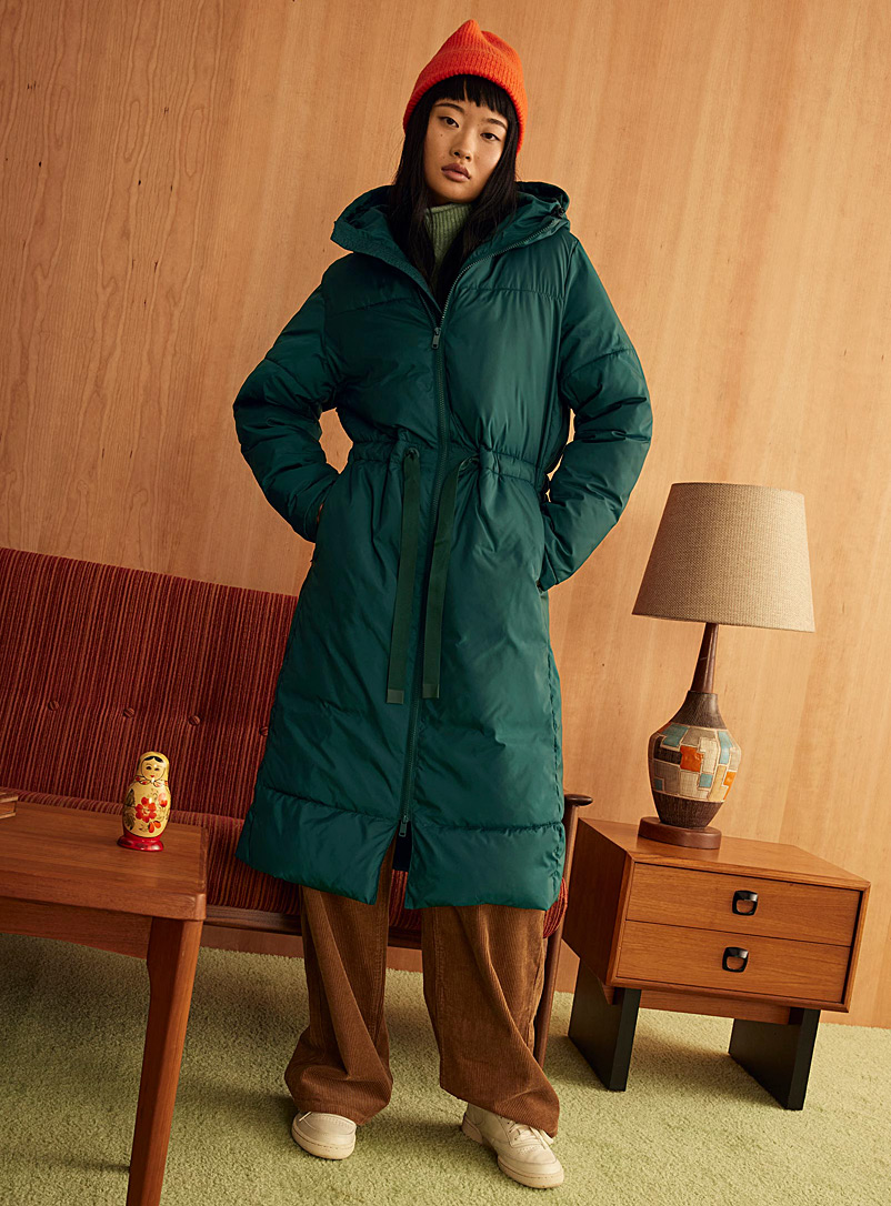 Twik: Le long manteau bouffant taille ajustable Vert foncé-mousse-olive pour femme