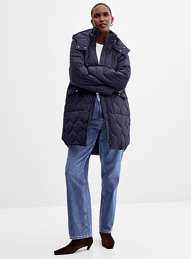 Contemporaine: Le manteau matelass&eacute; mi-long capuche amovible bords c&ocirc;tel&eacute;s Bleu fonc&eacute; - Indigo pour femme