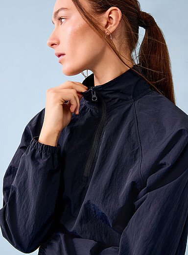 L'anorak coupe-vent court nylon craquant