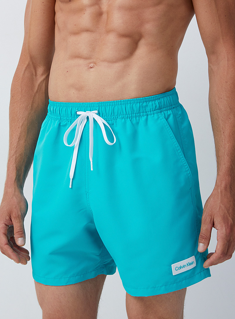 Calvin Klein: Le maillot short uni écusson logo Sarcelle-turquoise-aqua pour homme