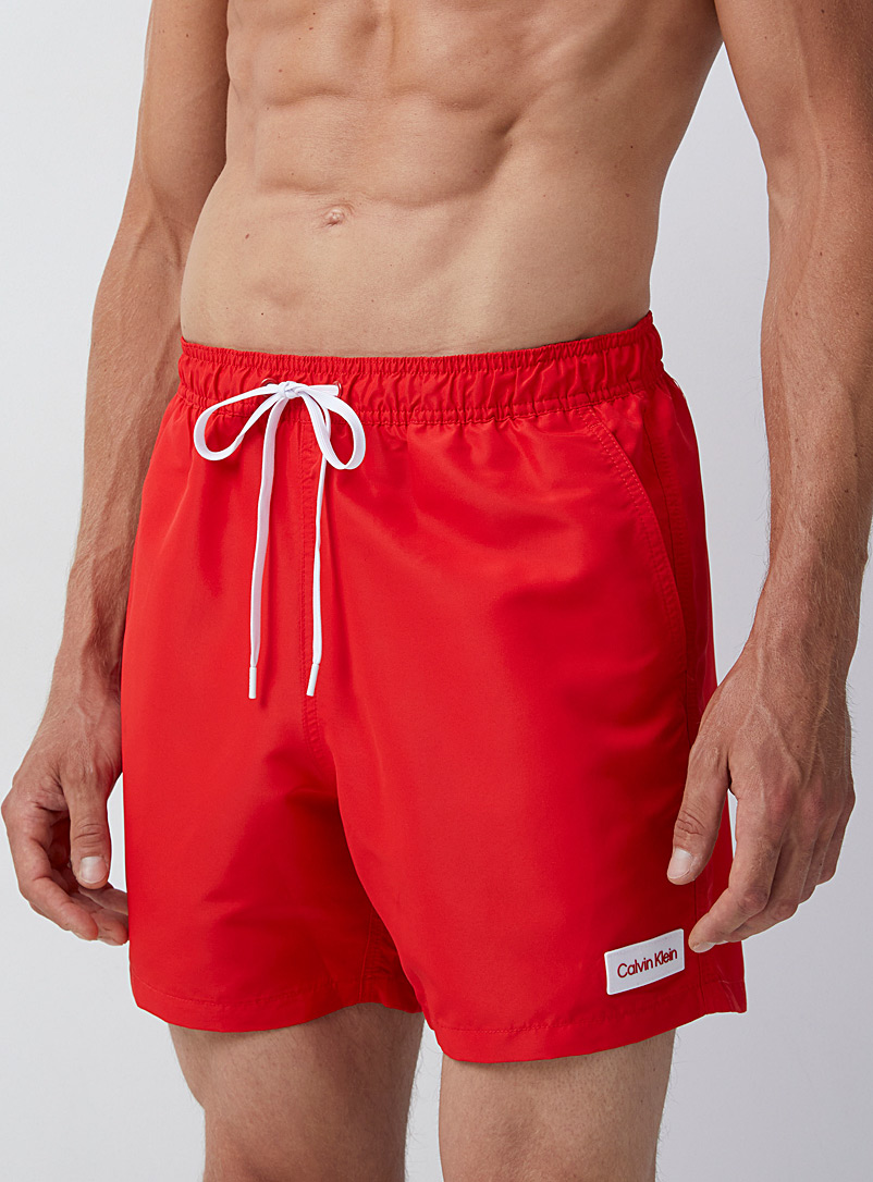 Calvin Klein: Le maillot short uni écusson logo Rouge pour homme