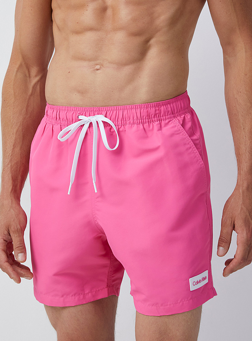 Calvin Klein: Le maillot short uni écusson logo Rose moyen pour homme
