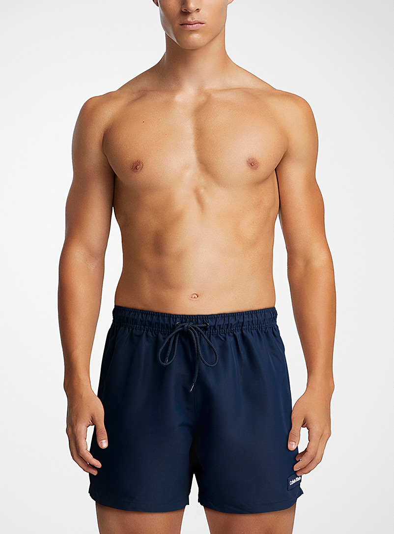 Calvin Klein: Le maillot short uni écusson logo Marine pour homme