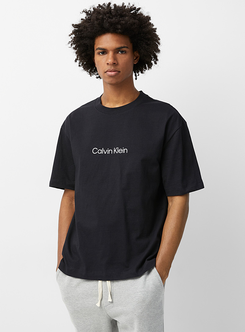 Minimalist logo T-shirt | Calvin Klein | Shop Men's Logo Tees & Graphic  T-Shirts Online | Simons
