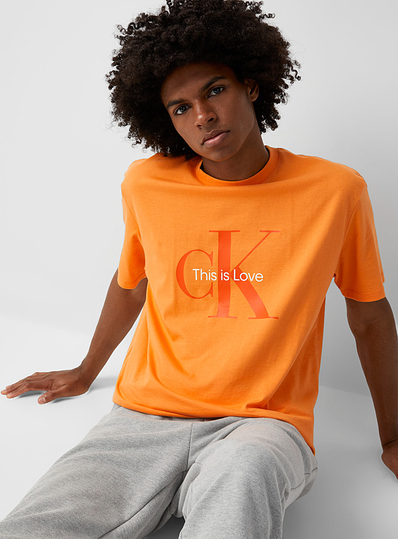Calvin Klein: Le t-shirt This is Love Orange pour homme