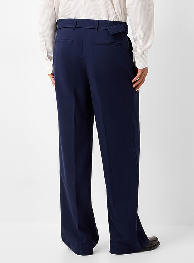 Le pantalon ceintur&eacute; &agrave; plis <b>Coupe Antwerp - Droite et ample</b>