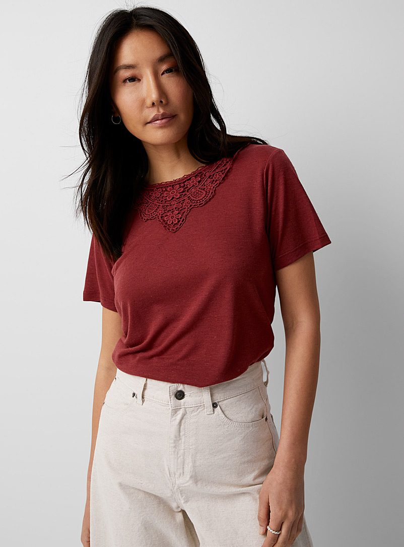 Contemporaine: Le t-shirt col crochet Rouge foncé-vin-rubis pour femme