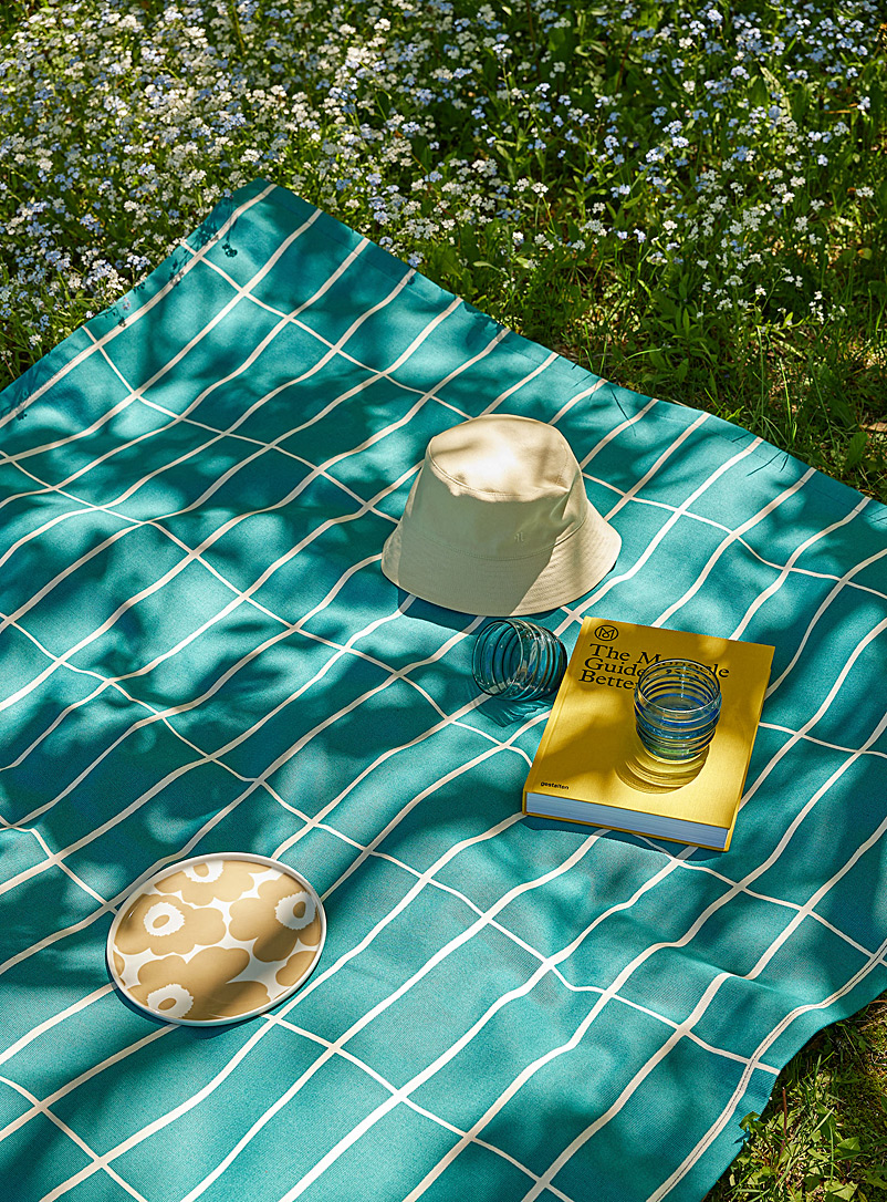 Marimekko Dark Blue Tiiliskivi picnic quilt for women
