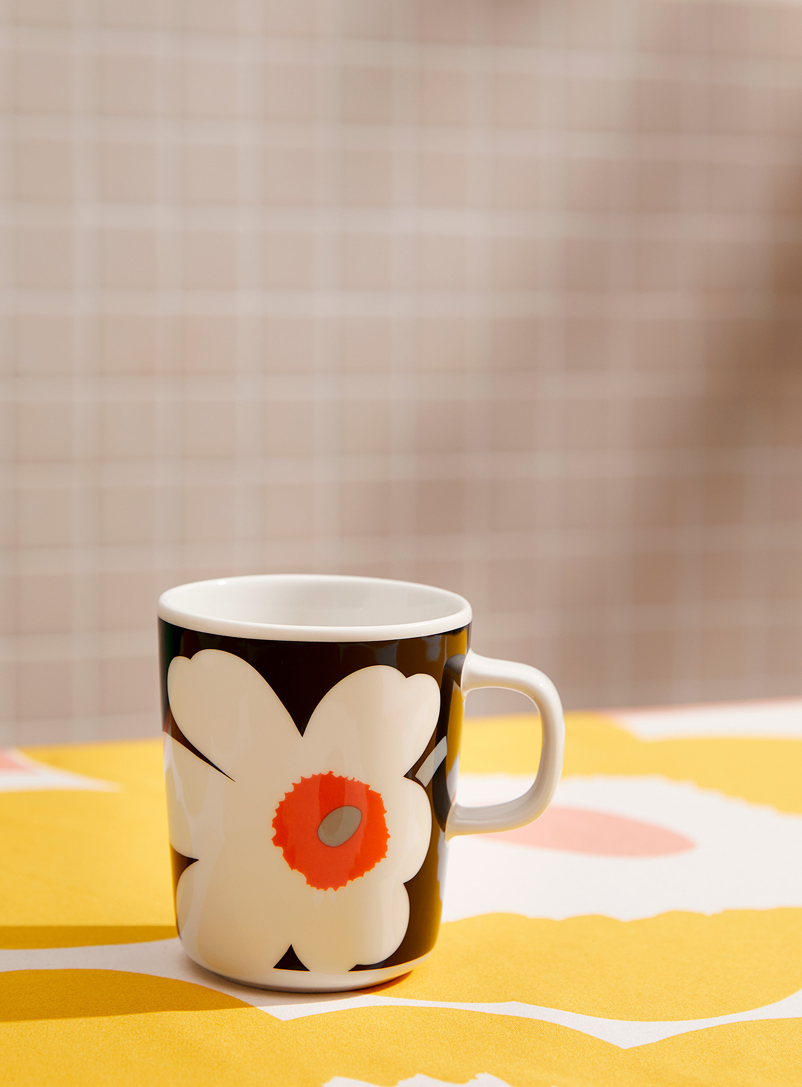 Marimekko - La tasse noire fleurs Unikko