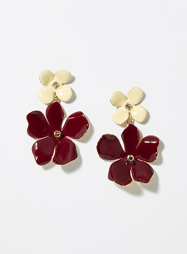 Les boucles d'oreilles fleurs color&eacute;es