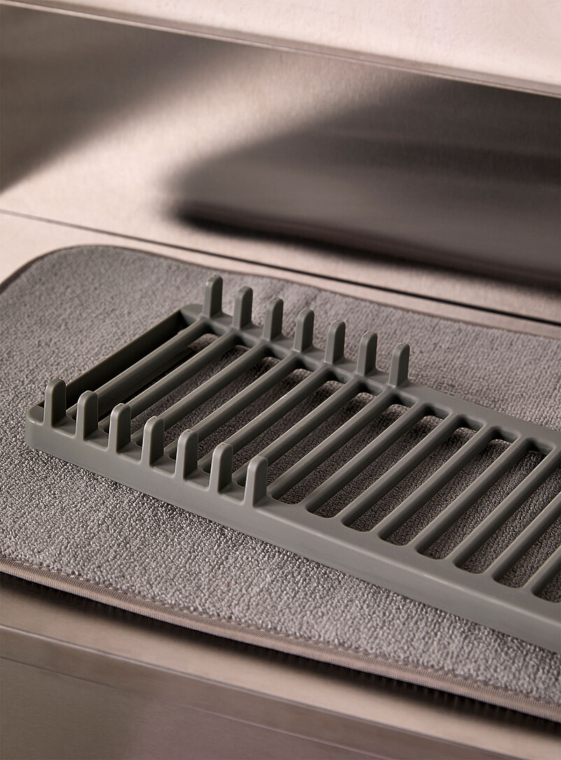 Umbra: Le tapis de s&eacute;chage &agrave; vaisselle gris avec support Charbon