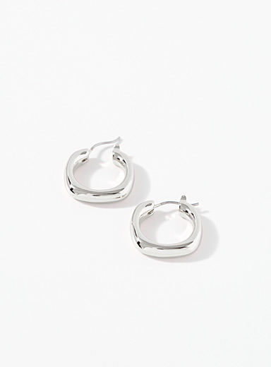 Les boucles d'oreilles silhouette carr&eacute;e