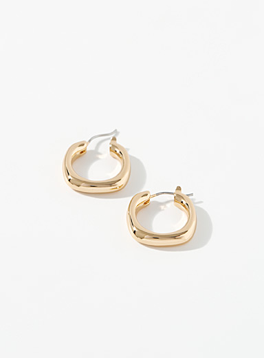 Les boucles d'oreilles silhouette carr&eacute;e