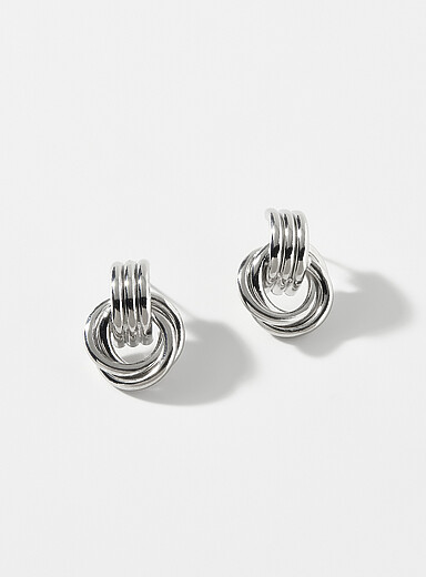 Les boucles d'oreilles dor&eacute;es effet anneaux entrelac&eacute;s