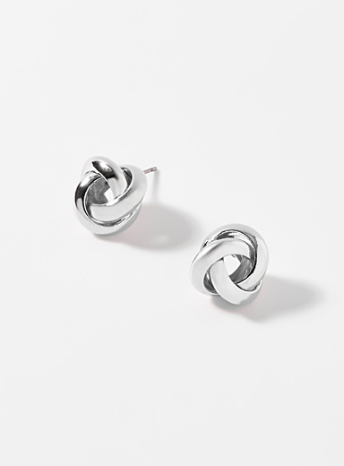 Les boucles d'oreilles anneaux enchev&ecirc;tr&eacute;s