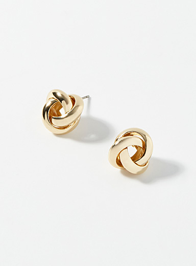 Les boucles d'oreilles anneaux enchev&ecirc;tr&eacute;s