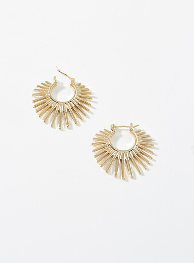 Les boucles d'oreilles soleil miroitant
