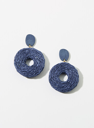 Les boucles d'oreilles rondes bois et raphia