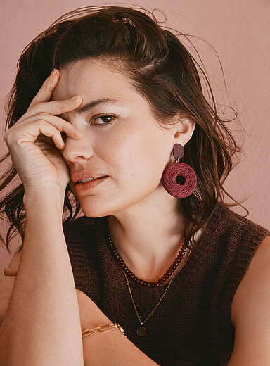 Round wood and raffia earrings