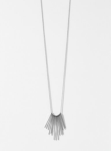 La longue cha&icirc;ne franges m&eacute;talliques