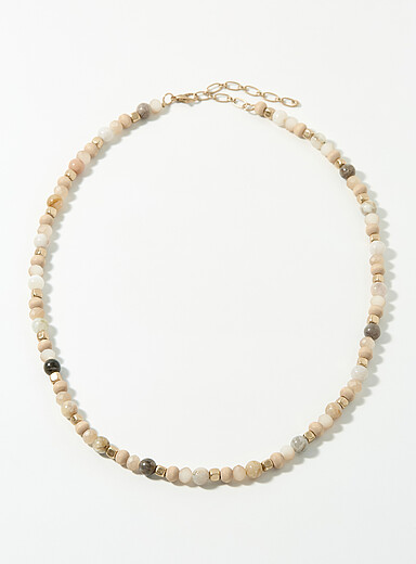 Le collier pierres couleurs claires