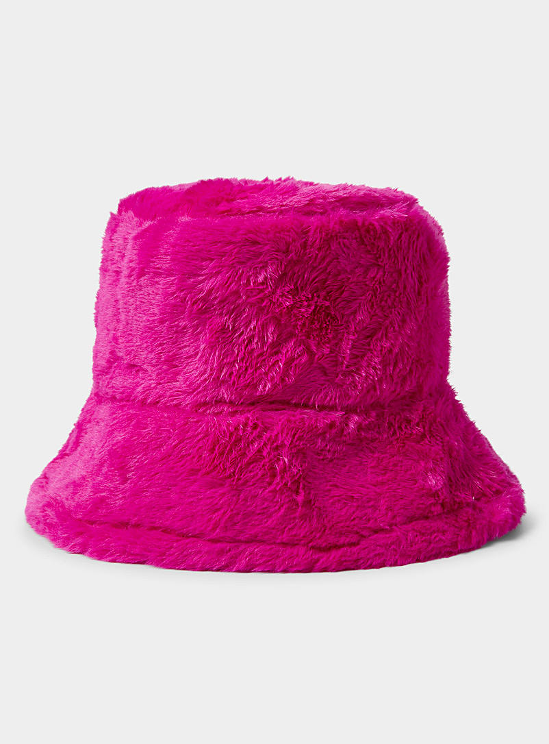 Simons Medium Crimson Plush bucket hat for women