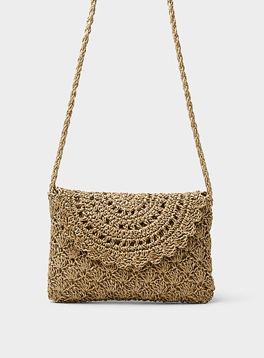 Le sac bandouli&egrave;re rectangle paille motif ajour&eacute;