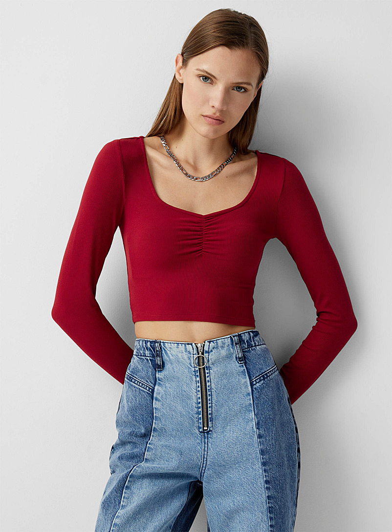 Twik: Le t-shirt col carré détail froncé Rouge foncé-vin-rubis pour femme