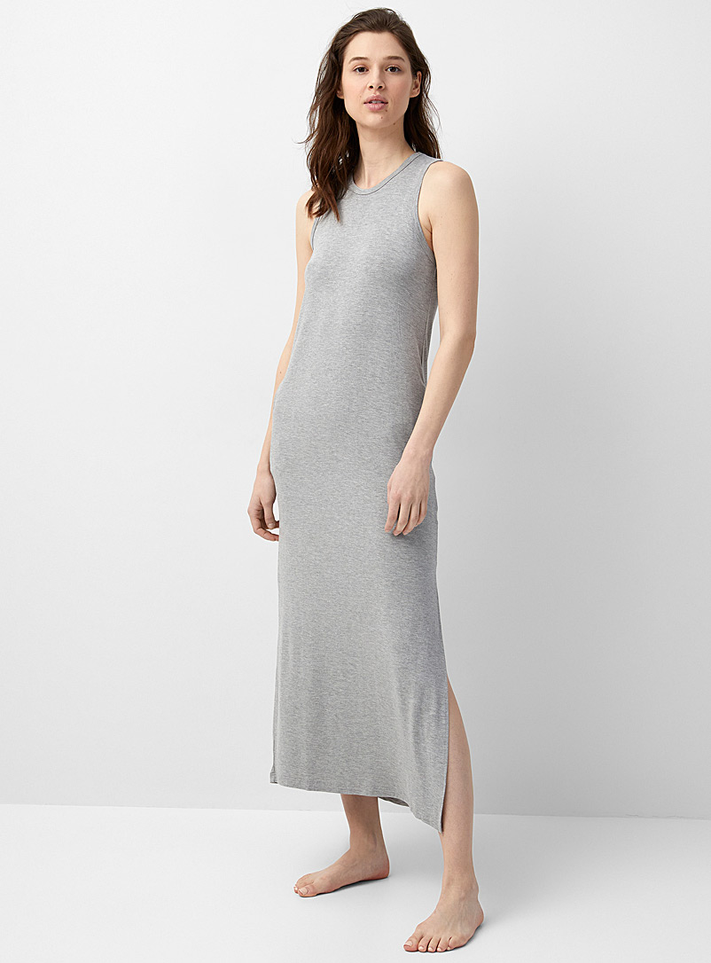 Miiyu: La longue robe de nuit minimaliste col rond Gris pour femme