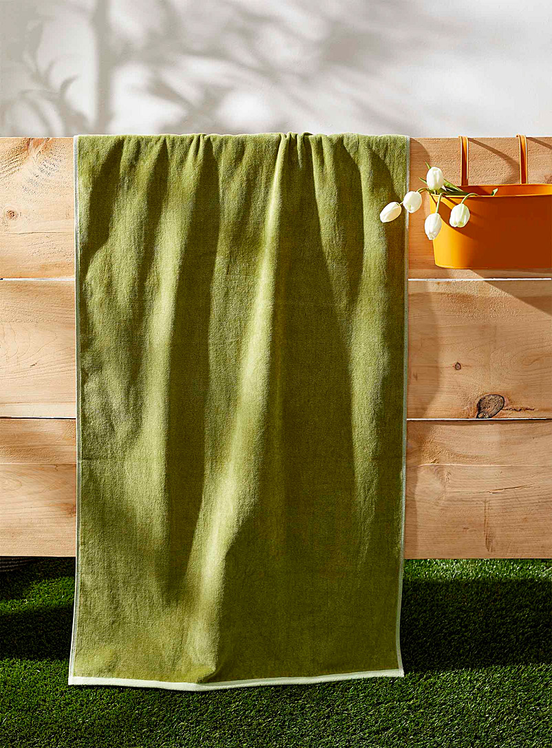 Simons Maison: La serviette de plage coton bio bordure contraste 73 x 150 cm Vert