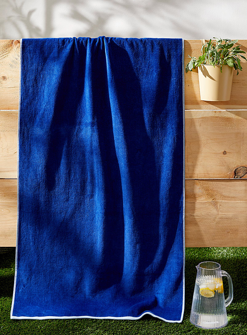 Simons Maison: La serviette de plage coton bio bordure contraste 73 x 150 cm Bleu