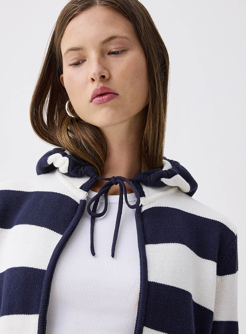 Twik: Le cardigan zipp&eacute; rayures et capuche Vert fonc&eacute; - Mousse pour femme