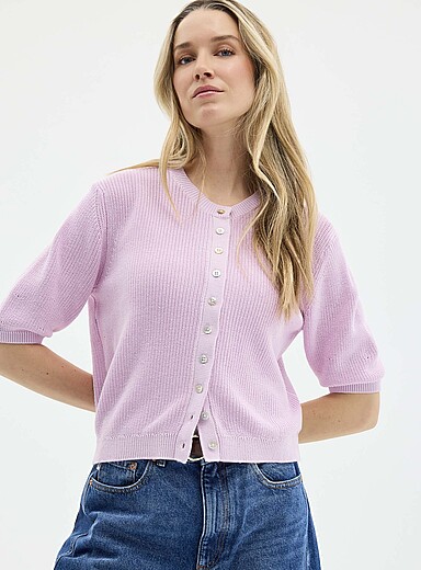 Le cardigan c&ocirc;tes perl&eacute;es manches courtes