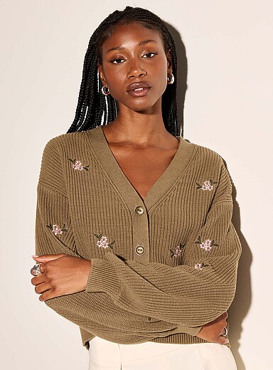 Le cardigan &eacute;court&eacute; fleurs brod&eacute;es