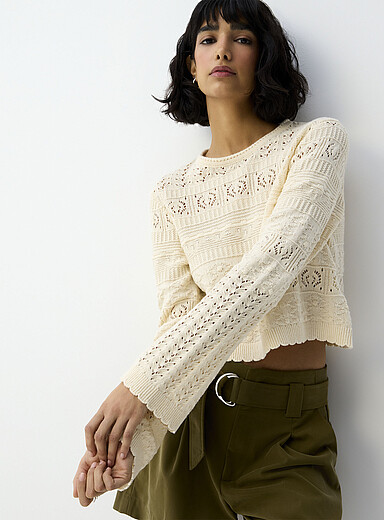 Le chandail court manches cloche tricot ajour&eacute;