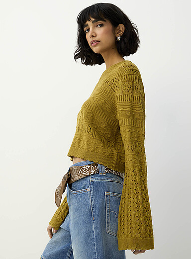 Le chandail court manches cloche tricot ajour&eacute;