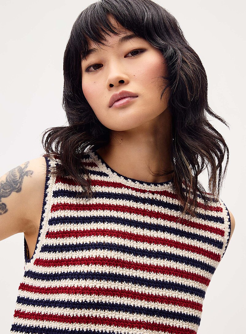 Twik: La camisole crochet ray&eacute;e Bleu &agrave; motifs pour femme