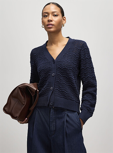 Le cardigan texture vagues et pompons