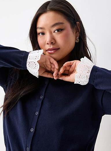 Twik: Le cardigan poignets broderie anglaise Bleu marine - Bleu nuit pour femme