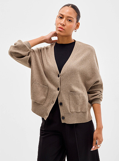 Le cardigan carr&eacute; col V pur coton