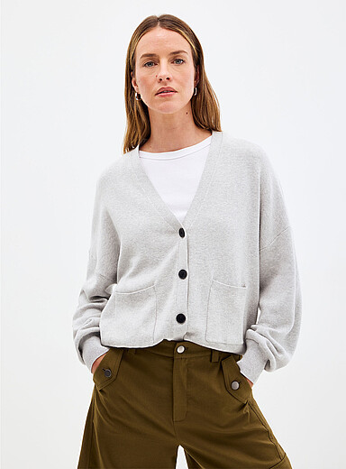 Le cardigan carr&eacute; col V pur coton