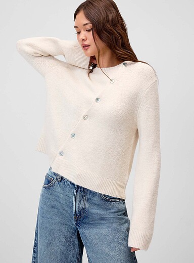 Twik: Le cardigan boutonnage oblique Blanc cass&eacute; pour femme
