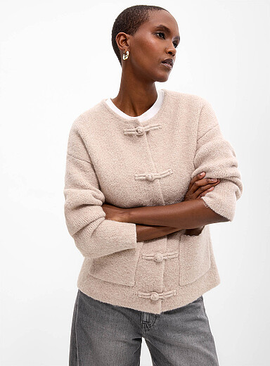 Contemporaine: Le cardigan doux attaches brandebourgs Sable pour femme