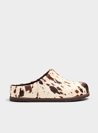 UGG: Le sabot Otzo poilu motif vache Homme Brun &agrave; motifs pour homme